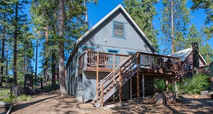 Cozy Cabin in Shaver Lake w/ Deck & Wood Stove