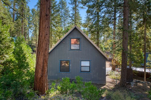 Cozy Cabin in Shaver Lake w/ Deck & Wood Stove