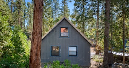 Cozy Cabin in Shaver Lake w/ Deck & Wood Stove