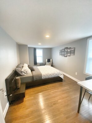 مكتب ومكواة/لوح كي وواي فاي مجانًا وملاءات أسرّة