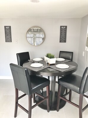 Dining - Modern Comfort Meets Convenience – 3BD-2BA Apartment in Windsor (Windsor)
