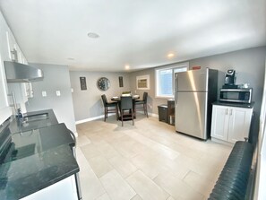 ثلاجة، ميكروويف، فرن، موقد طهي مسطح