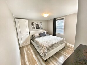 3 bedrooms, desk, iron/ironing board, free WiFi - Modern Comfort Meets Convenience – 3BD-2BA Apartment in Windsor (Windsor)