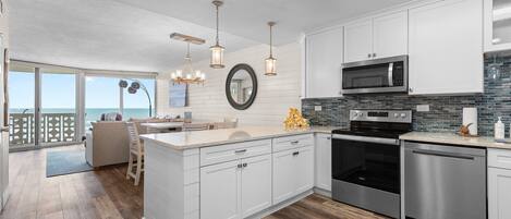 Frigorifero, microonde, forno, piano cottura