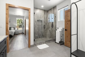 Dusche, Haartrockner, Bidet, Handtücher