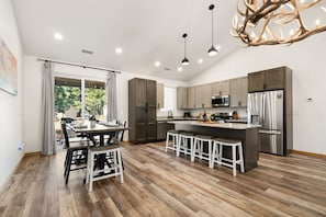 Geladeira, micro-ondas, fogão, cooktop
