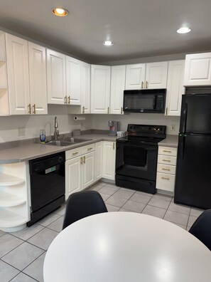 Mikrobølgeovn, ovn, kokeplater og oppvaskmaskin