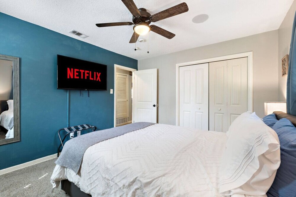 DFW Mid-Cities Oasis: Pool + Hot Tub - North Richland Hills | Stayz