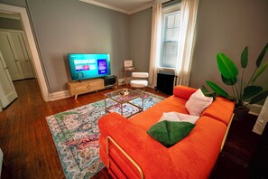 Living area - Uptown Funk~Parking~W/D~Walk To Stadiums~Nightlife (Charlotte)