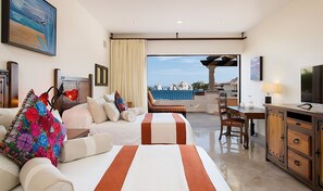 Ein Hotelzimmer mit Bett, Schreibtisch, Fernseher und Meerblick.