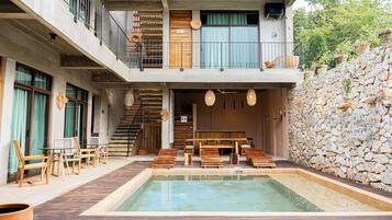 2 albercas al aire libre, acceso de 08:00 a 21:00, y camastros