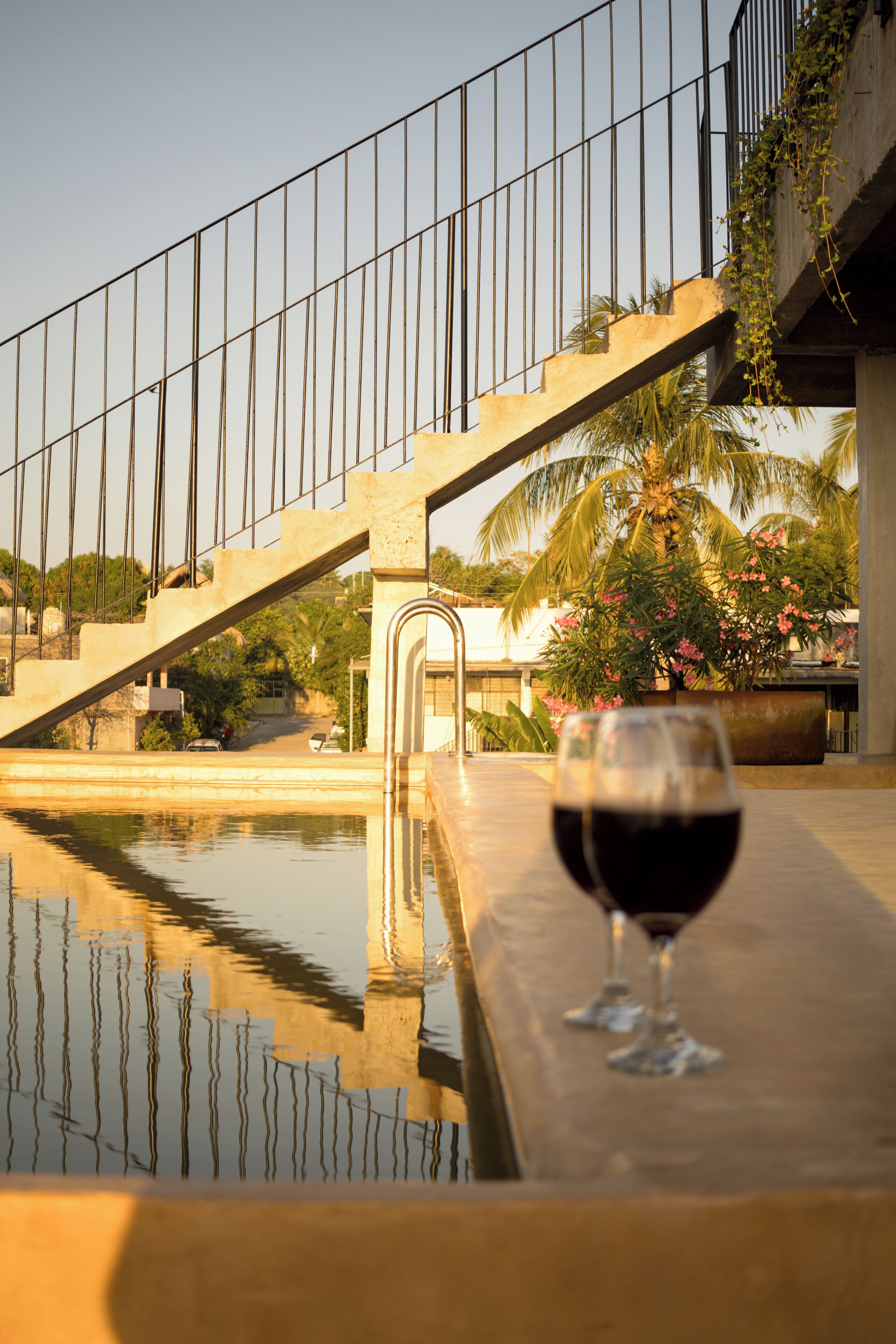 2 albercas al aire libre, acceso de 08:00 a 21:00, y camastros 