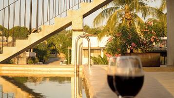 2 albercas al aire libre, acceso de 08:00 a 21:00, y camastros