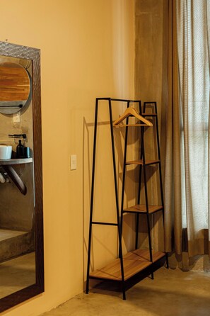 Habitación doble Confort | Espacio para trabajar con laptop y wifi gratis 