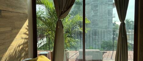 Habitación doble superior, vista a la alberca | Espacio para trabajar con laptop y wifi gratis