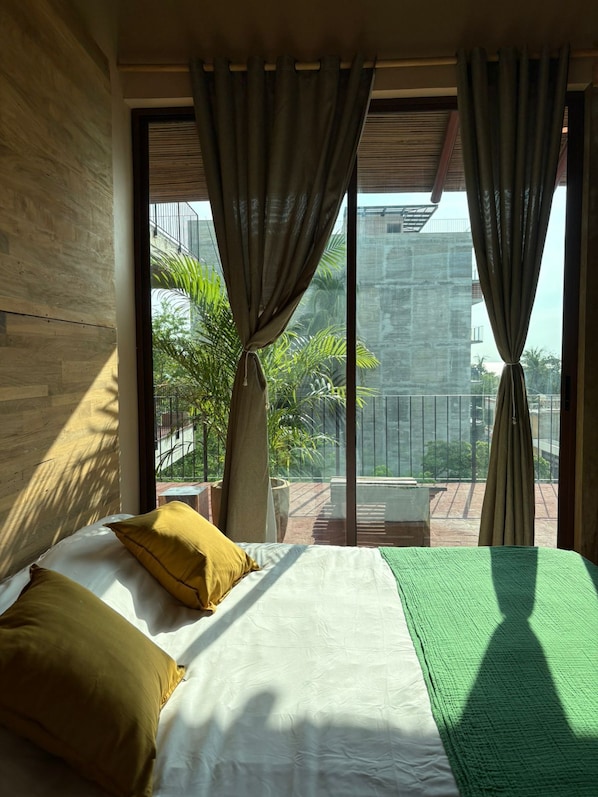 Habitación doble superior, vistas a la piscina | Espacio para trabajar con un portátil y wifi gratis