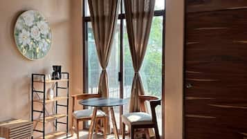Habitación doble Deluxe | Espacio para trabajar con laptop y wifi gratis