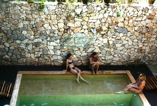 A stone wall with a rectangular pool. - Casa Ampa Zikatela - Brisas de Zicatela- Puerto Escondido (Brisas de Zicatela)