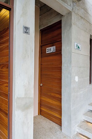 Espacio para trabajar con laptop y wifi gratis 