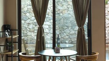 コンフォート ダブルルーム | エジプト綿のシーツ、高級寝具、セレクト コンフォート製ベッド、客室ごとに異なる装飾