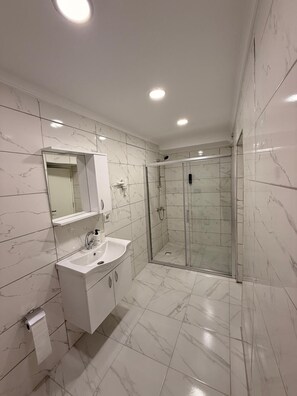 Dreibettzimmer, Meerblick | Badezimmer | Dusche, Haartrockner, Handtücher, Seife
