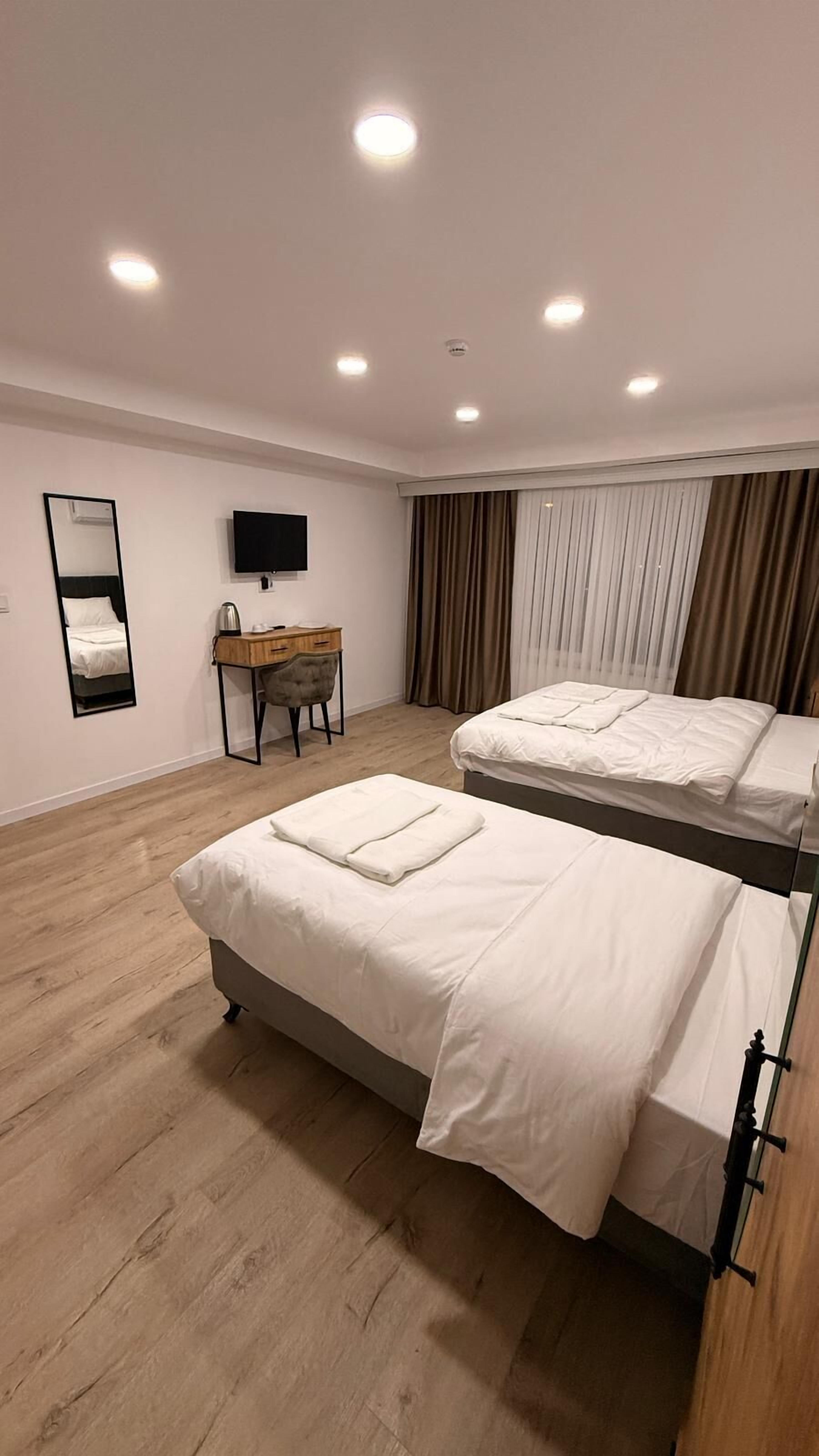 Dreibettzimmer, Meerblick | Schreibtisch, laptopgeeigneter Arbeitsplatz, kostenloses WLAN