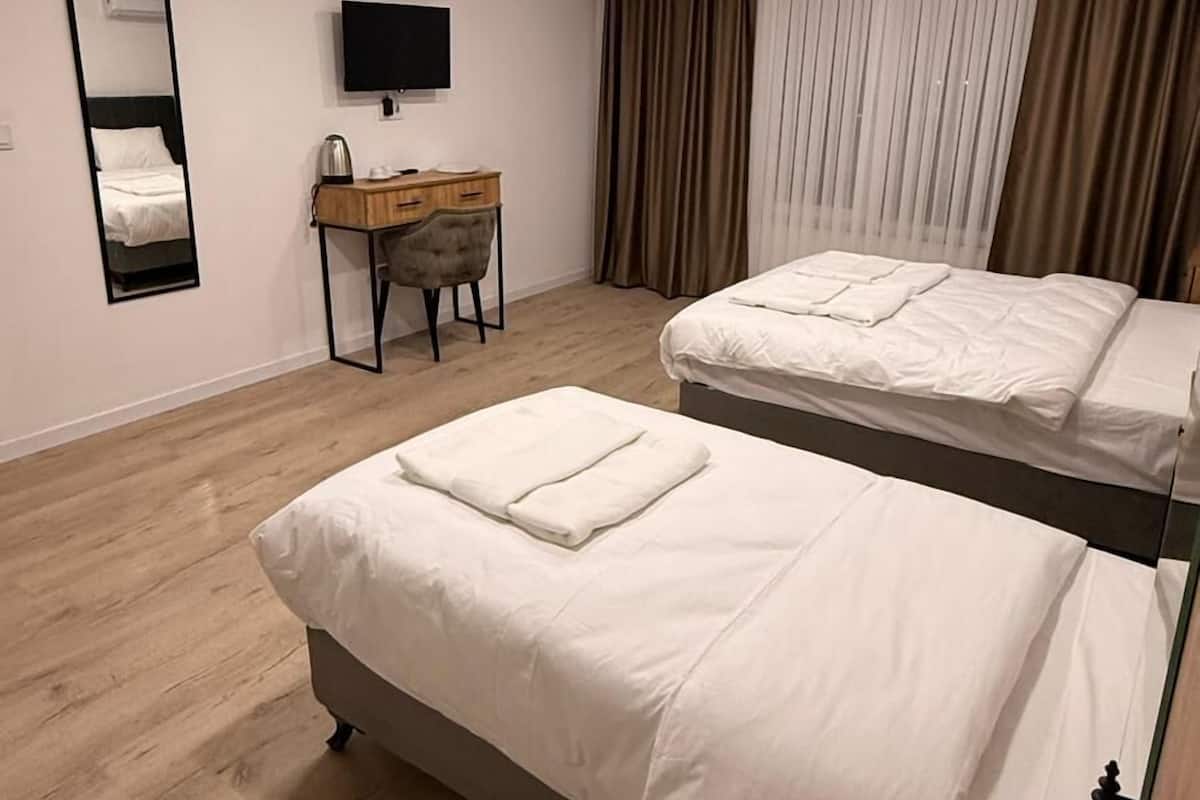 Dreibettzimmer, Meerblick | Schreibtisch, laptopgeeigneter Arbeitsplatz, kostenloses WLAN
