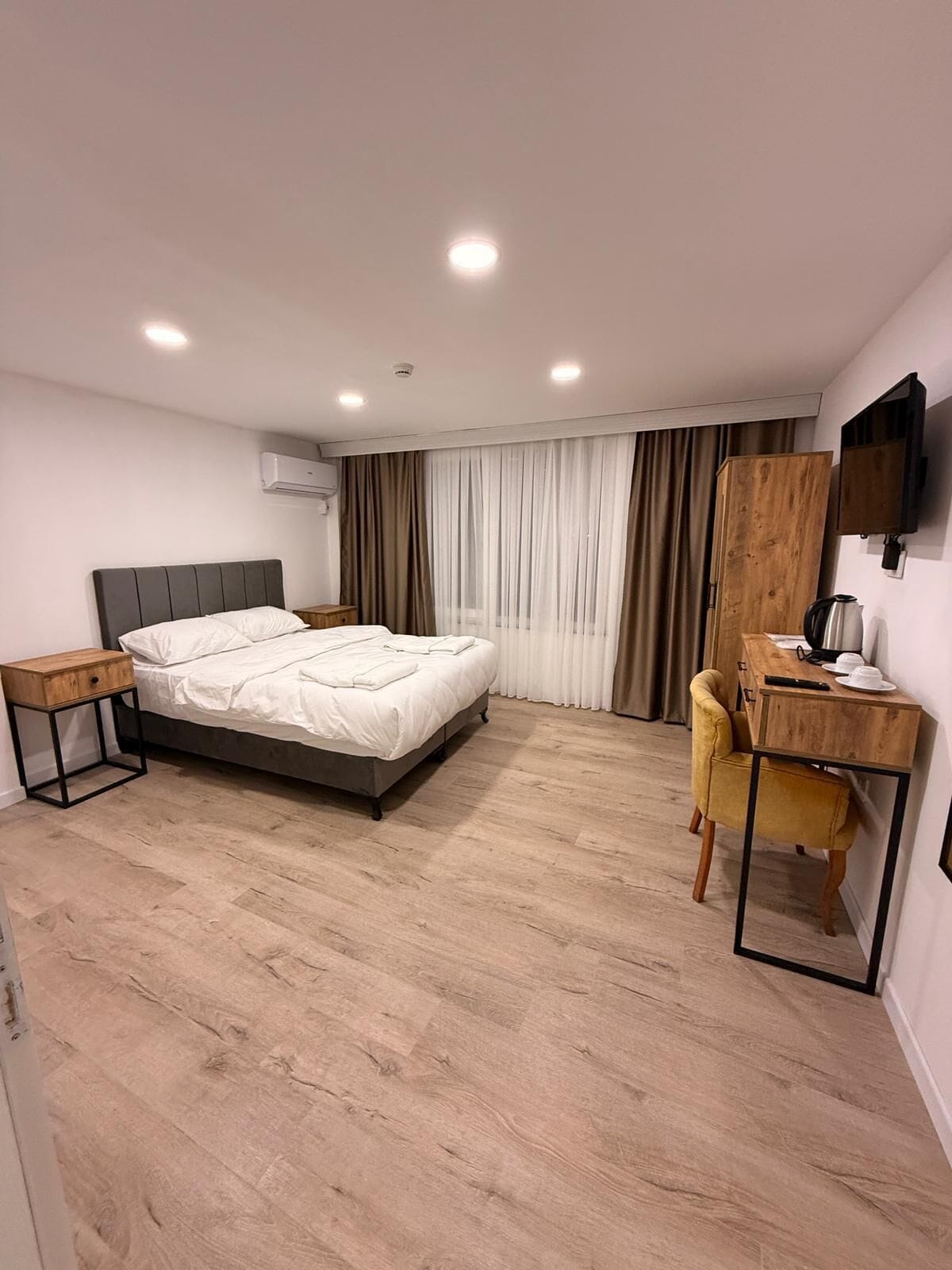 Double or Twin Room, Sea View | Desk, laptop workspace, free WiFi