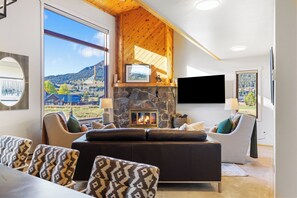 Smart-TV, Kamin, Bücher