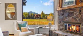 Powder 10 Chalet | Cross-country Ski In/Out | Easy drive to Big Sky Resort!