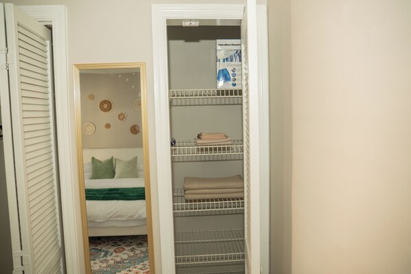 1 habitación, tabla de planchar con plancha, wifi y ropa de cama