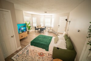 1 bedroom, iron/ironing board, WiFi, bed sheets - Stylish&Cozy~Backyard~Parking~W/D~Walk to Stadiums (Charlotte)