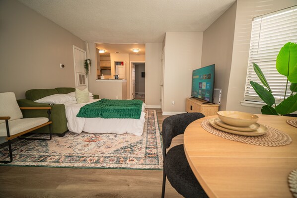 1 dormitorio, tabla de planchar con plancha, wifi y ropa de cama