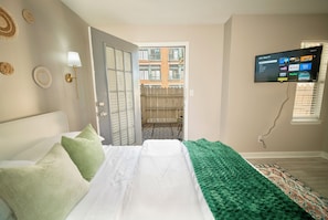 1 bedroom, iron/ironing board, WiFi, bed sheets - Stylish&Cozy~Backyard~Parking~W/D~Walk to Stadiums (Charlotte)