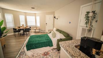 1 habitación, tabla de planchar con plancha, wifi y ropa de cama