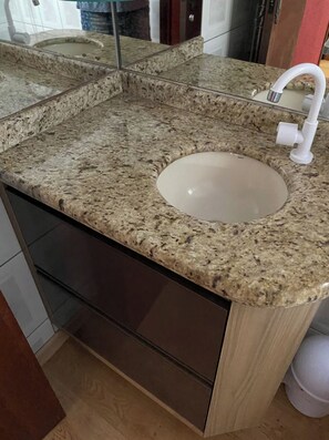 Regadera, secadora de cabello, toallas, papel de baño 
