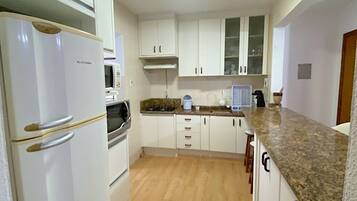 Geladeira, micro-ondas, fogão, cooktop