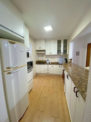 Fridge, microwave, oven, stovetop - 2-bedroom apartment, 6-minute walk from the beach. (Itapema)