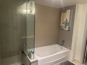 Dusj, håndklær, såpe og toalettpapir