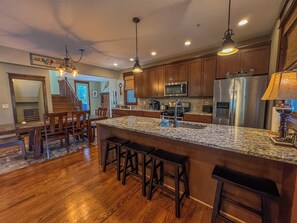 Fridge, microwave, oven, stovetop - Pet Friendly! Central + Hot Tub + Walk to Harbour Bar (Oakland)