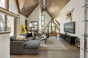 Smart-TV, peis, videospill og musikkbibliotek