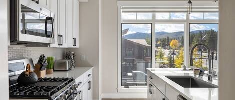 Jääkaappi, mikroaaltouuni, uuni, liesi