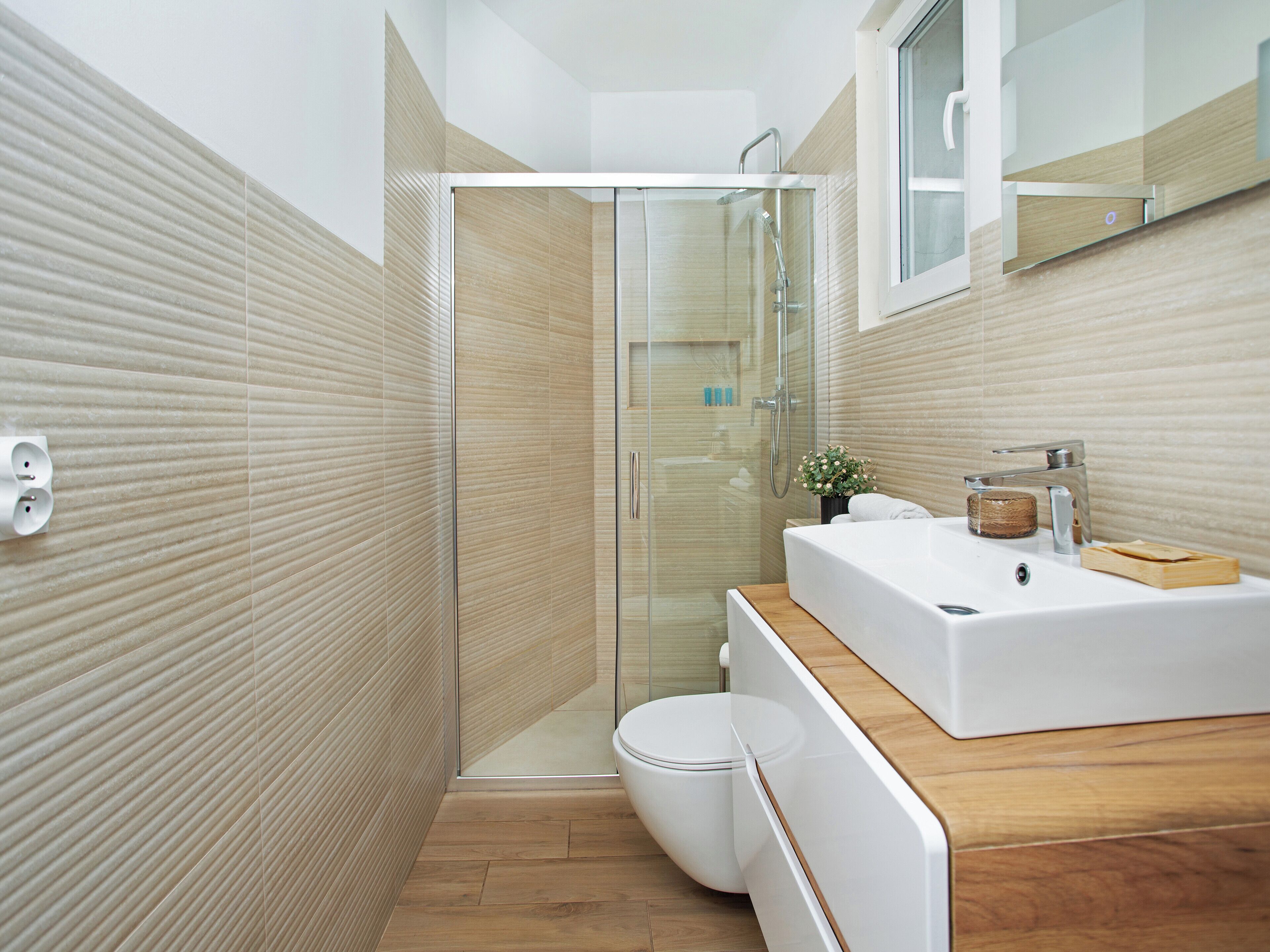 Shower, hair dryer, towels