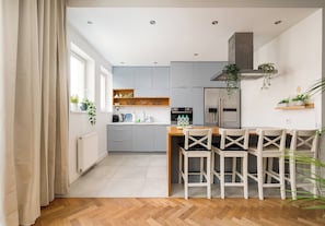 Kühlschrank, Mikrowelle, Ofen, Herdplatte