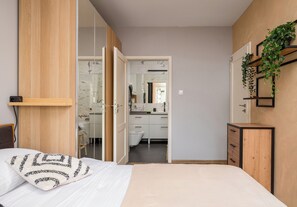 2 habitaciones, tabla de planchar con plancha, wifi y ropa de cama 