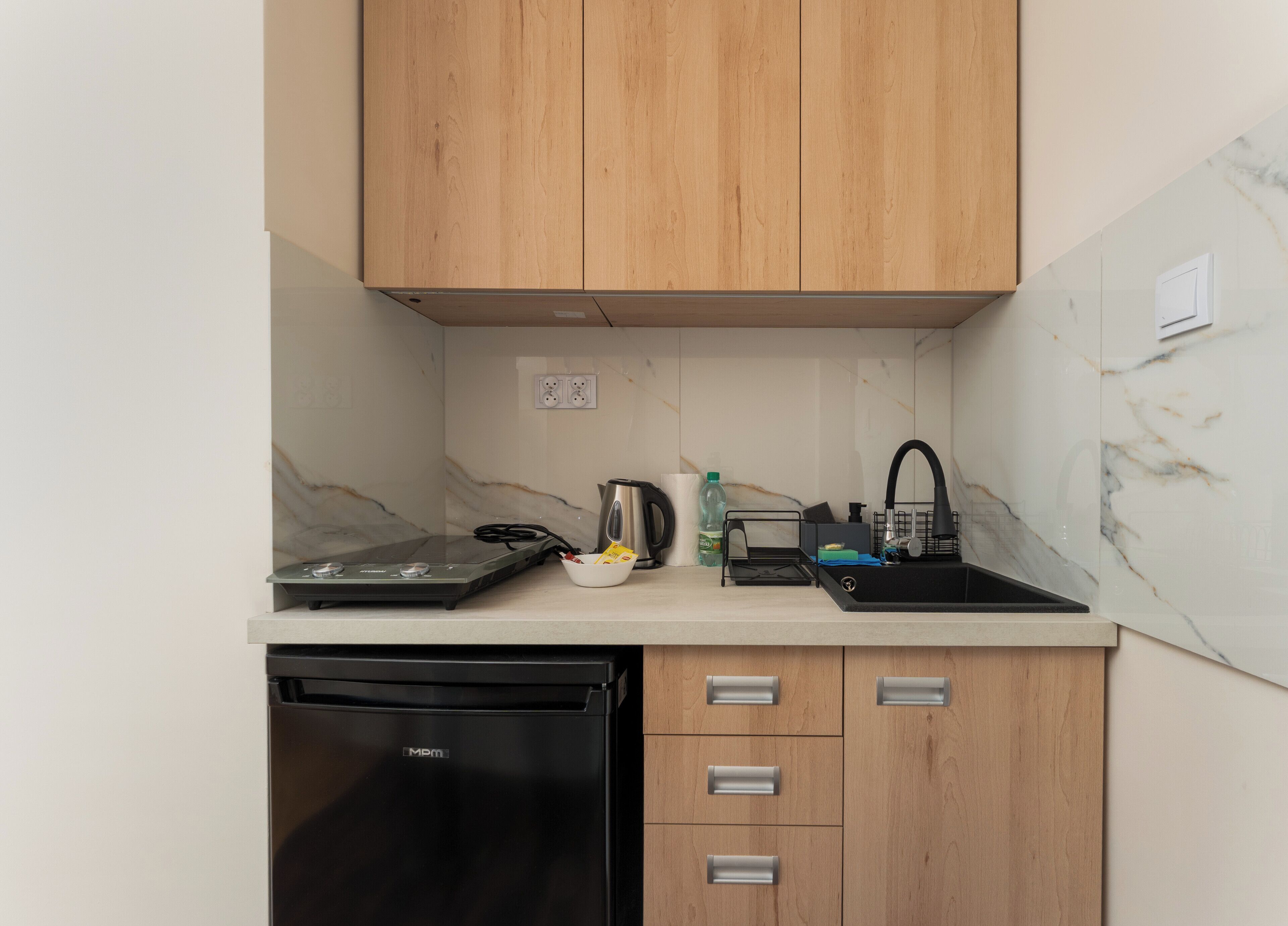 Frigorífico, placa de cocina y tostadora