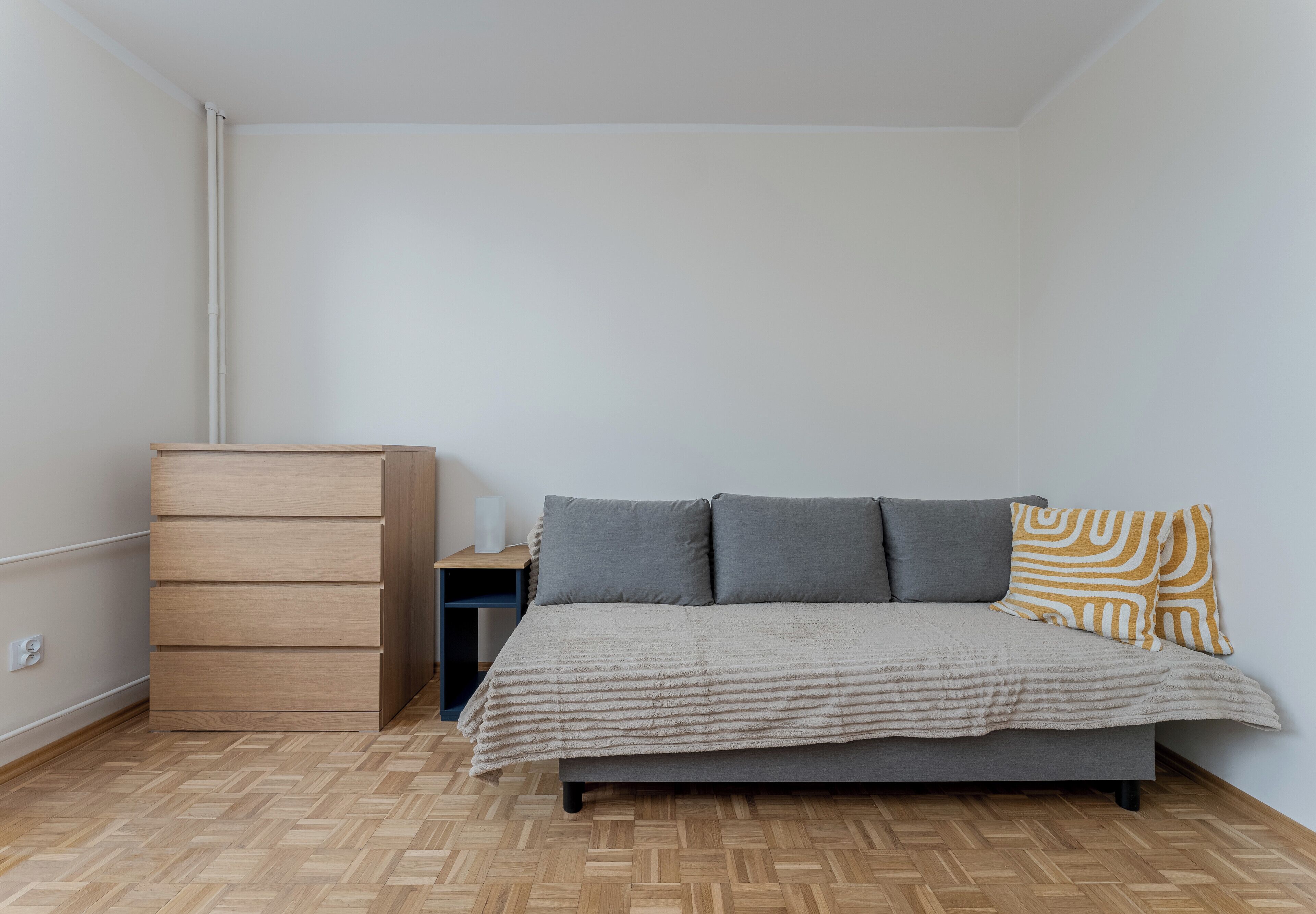 Tabla de planchar con plancha, wifi y ropa de cama 