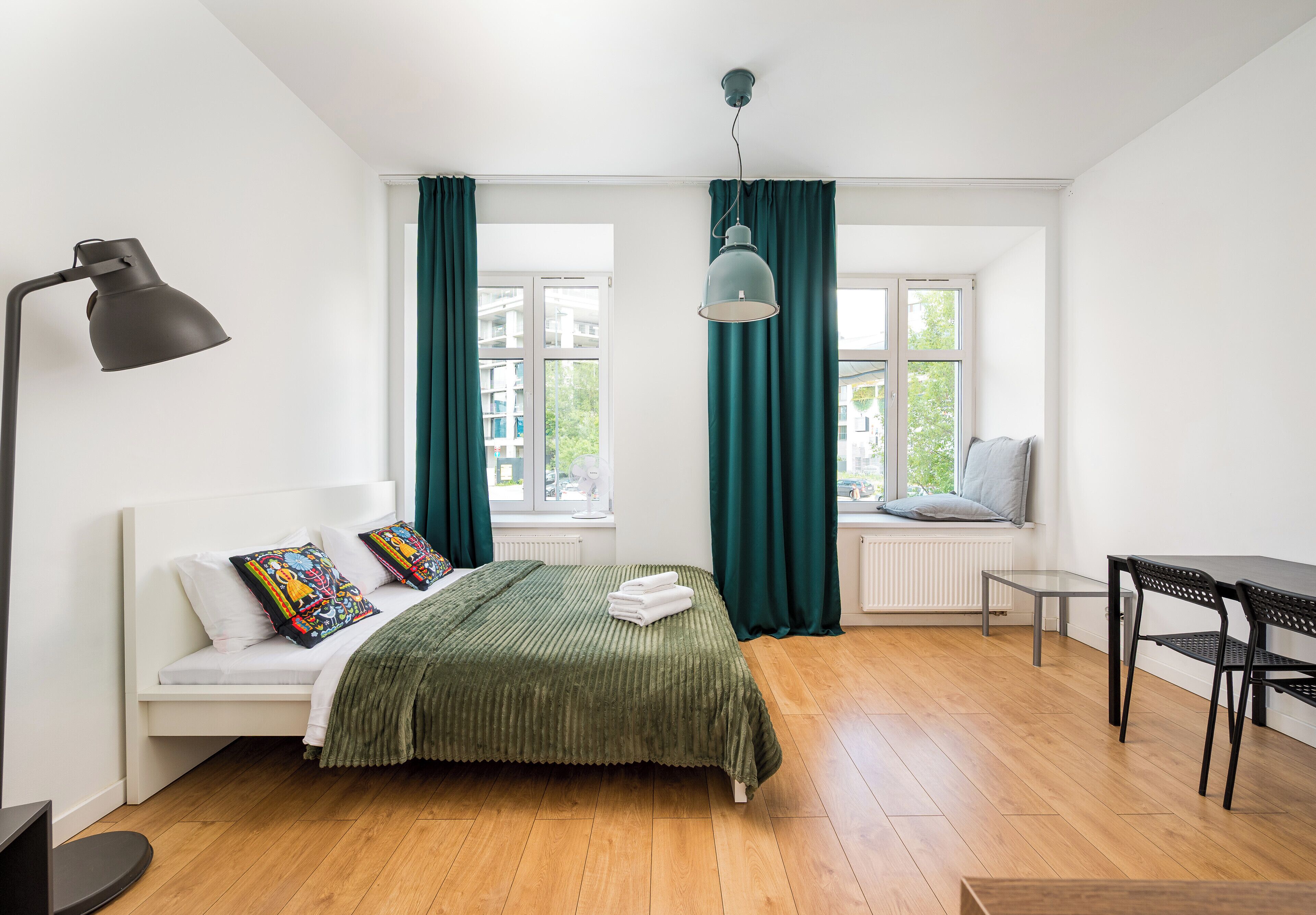 Tabla de planchar con plancha, wifi y ropa de cama 