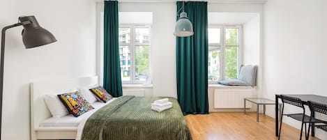 Iron/ironing board, WiFi, bed sheets