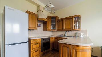 Fridge, oven, stovetop